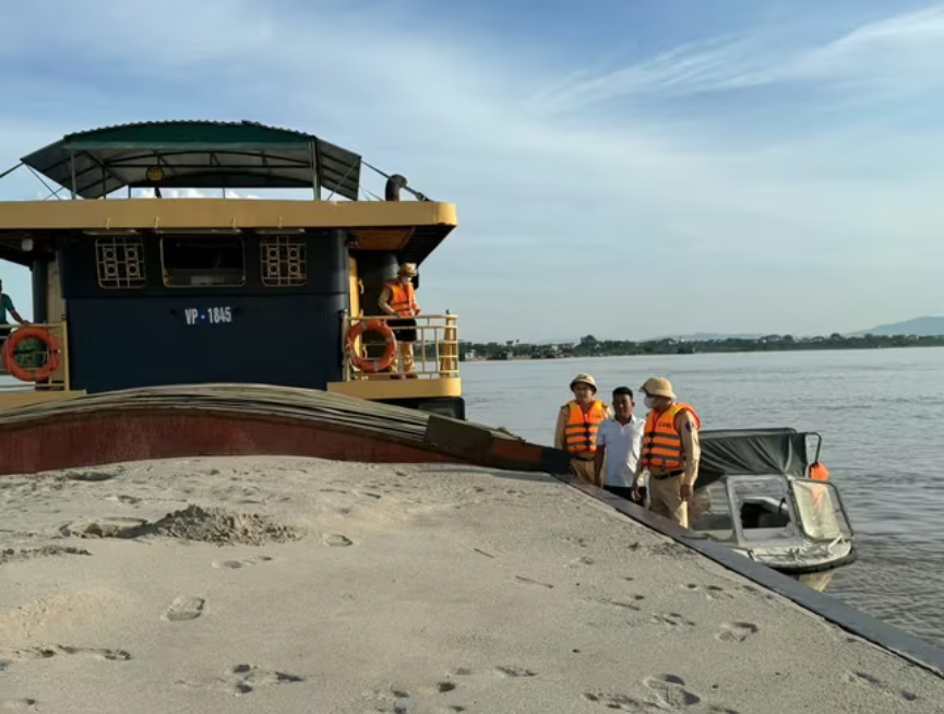 Hà Nội: Ra quân xử lý nhiều bến bãi hoạt động không phép