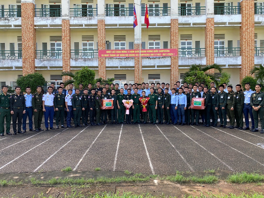 Thủ trưởng Ban Giám hiệu Trường Cao đẳng Biên phòng chụp hình lưu niệm với cán bộ, học viên nhân dịp Quốc khánh Vương quốc Campuchia và Ngày thành lập Quân đội Hoàng gia Campuchia