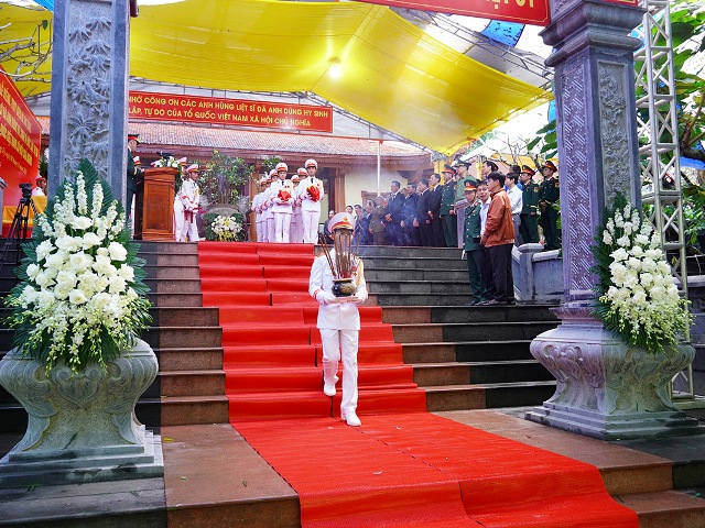 Trang nghiêm lễ truy điệu, an táng các liệt sĩ Hang Tám Cô.