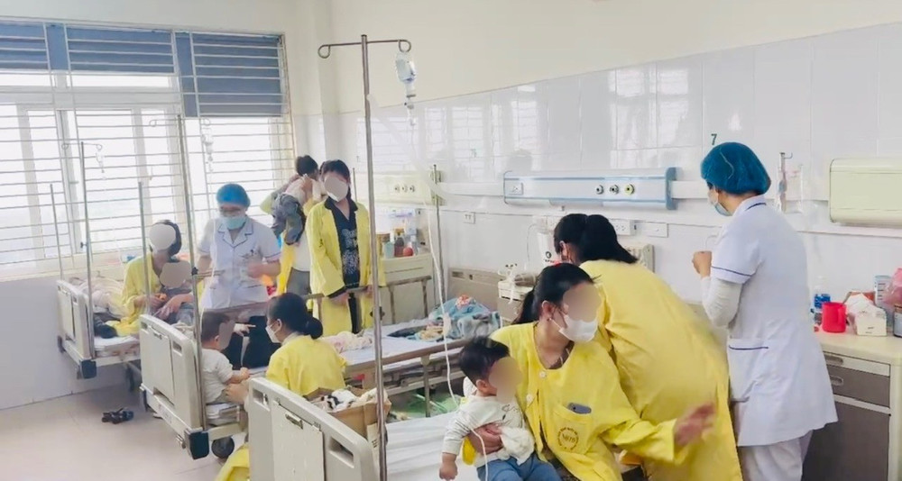 Gần 50 ca cúm A đang điều trị tại Bệnh viện Bệnh Nhiệt đới Trung ương, nhiều trẻ nhỏ nguy kịch vì bội nhiễm phổi