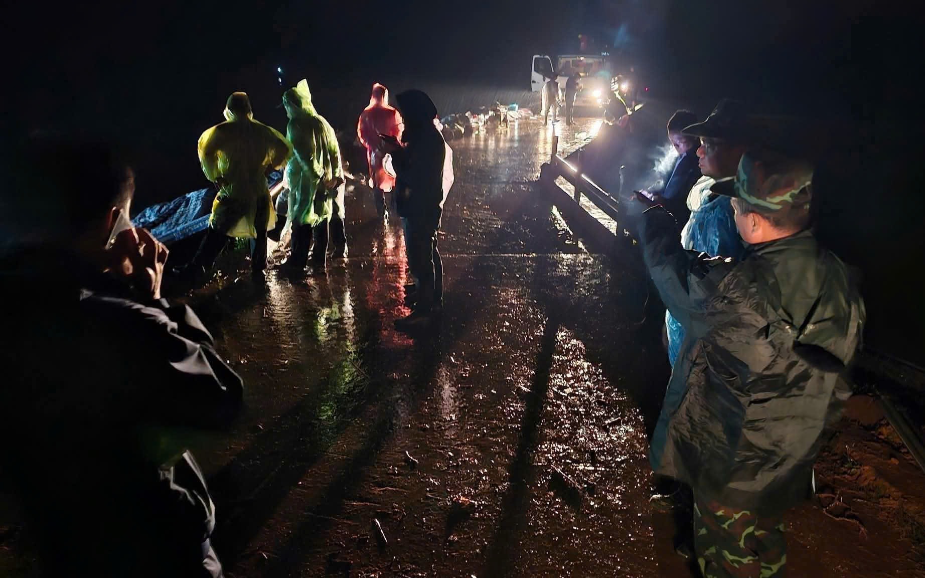 Hàng trăm cán bộ, chiến sỹ và các lực lượng liên quan xuyên đêm khắc phục sự cố ở hồ Cay An