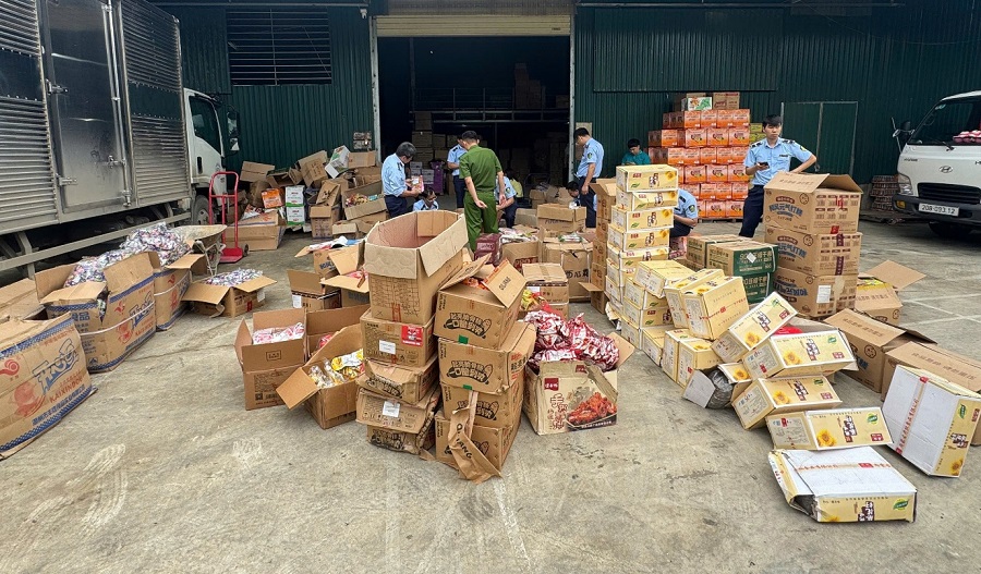 Phát hiện và thu giữ trên 36.000 sản phẩm hàng hóa là thực phẩm, giấy vệ sinh nhập lậu tại Cao Bằng vào tháng 6/2025 Phát hiện và thu giữ trên 36.000 sản phẩm hàng hóa là thực phẩm, giấy vệ sinh nhập lậu tại Cao Bằng vào tháng 6/2025