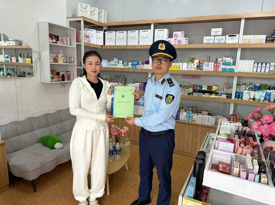 Lực lượng QLTT tỉnh Thanh Hóa phát tài liệu tuyên truyền đối với hộ kinh doanh