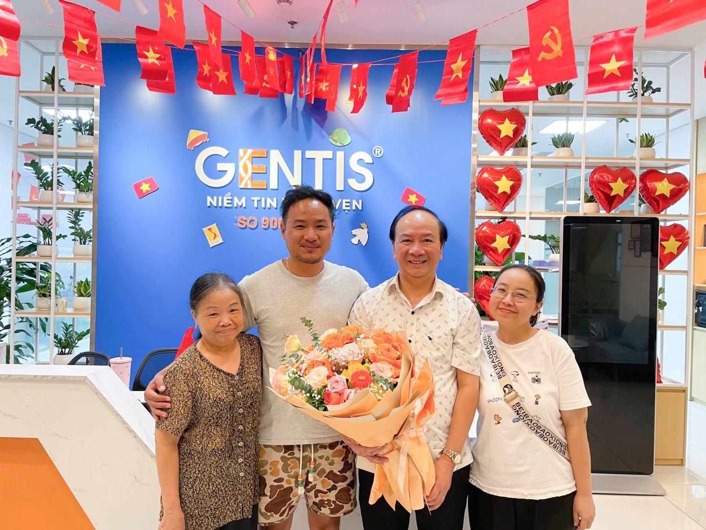 Đại tá Hà Quốc Khanh - Trung tâm Xét Nghiệm Quốc tế GENTIS và gia đình bà Nguyễn Thị Hợi Đại tá Hà Quốc Khanh - Trung tâm Xét Nghiệm Quốc tế GENTIS và gia đình bà Nguyễn Thị Hợi