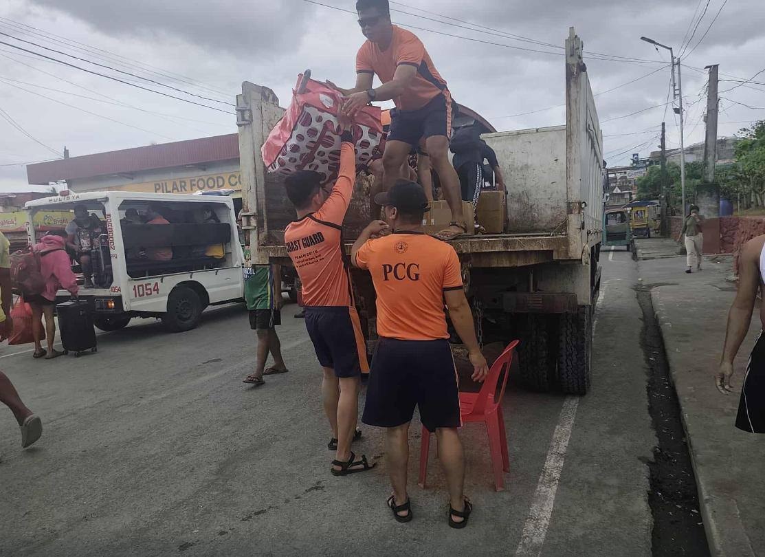 Người dân Philippines đi sơ tán trước khi bão Fung-wong đổ bộ. Ảnh: GMA News.