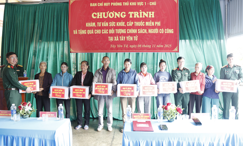 Đại diện lãnh đạo Bộ Chỉ huy quân sự tỉnh và Ban Chỉ huy phòng thủ khu vực 1 - Chũ tặng quà hộ nghèo.