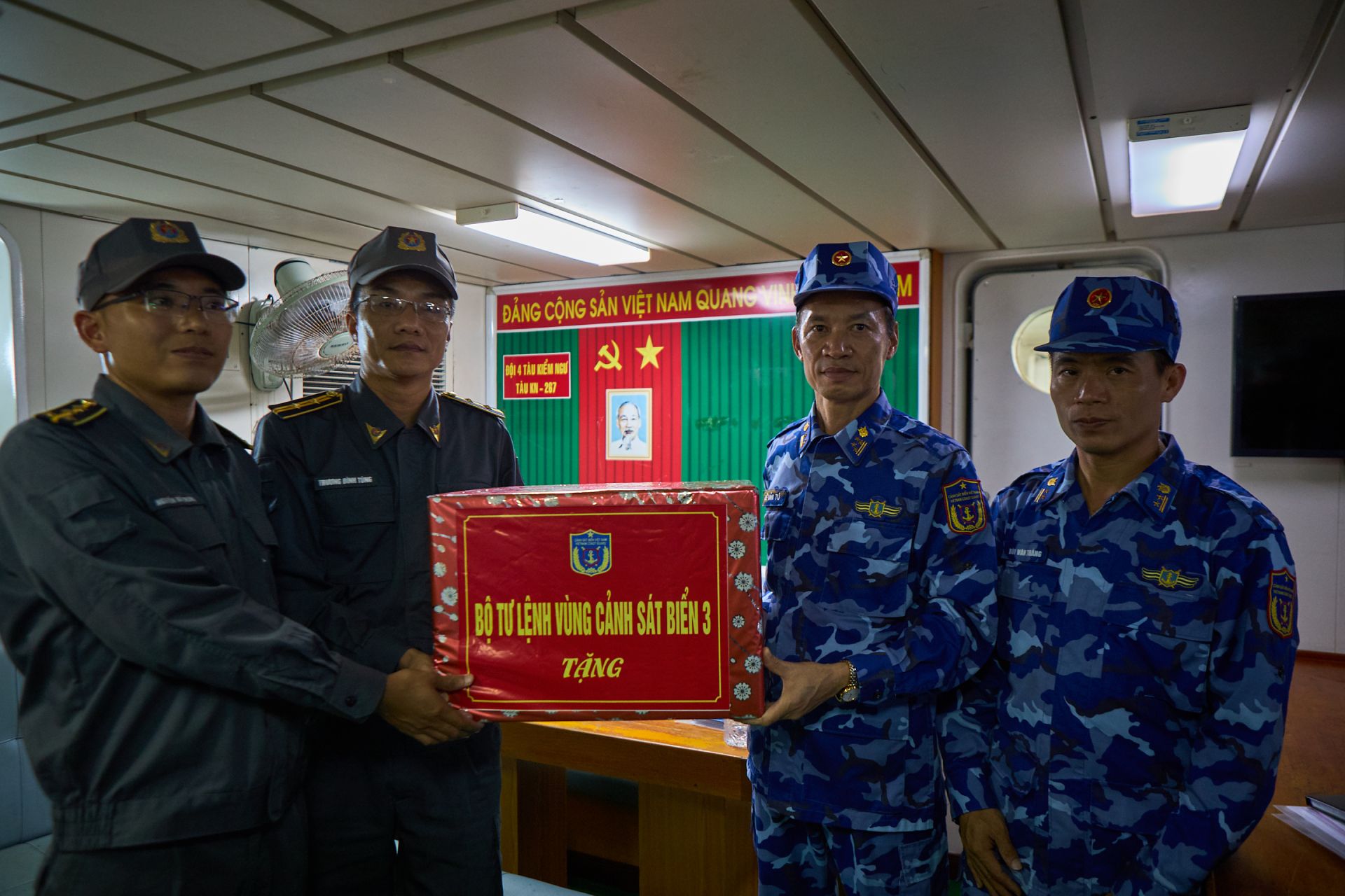 Đại tá Lê Văn Tú trao quà tặng Tàu KN-267