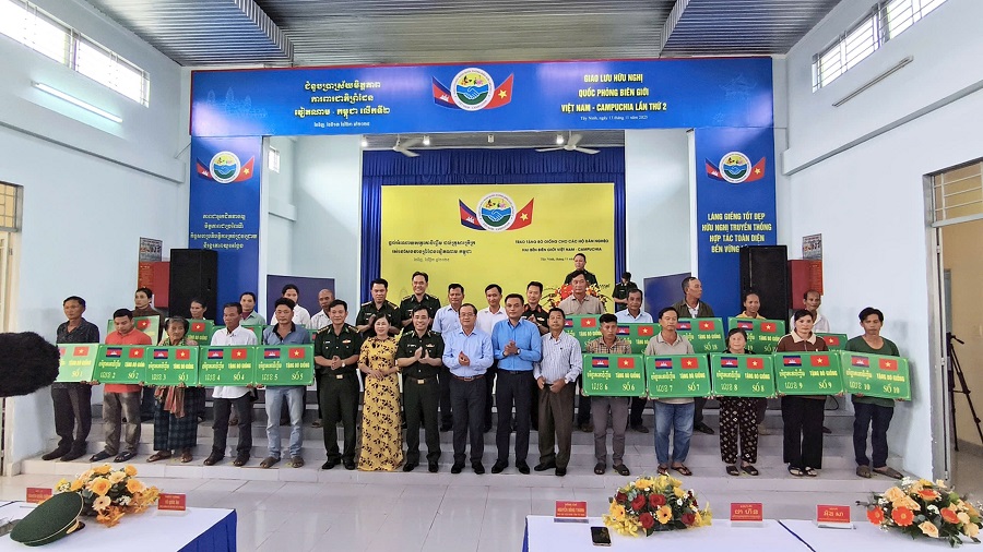 Trao bò giống cho người nghèo hai bên biên giới Việt Nam – Campuchia