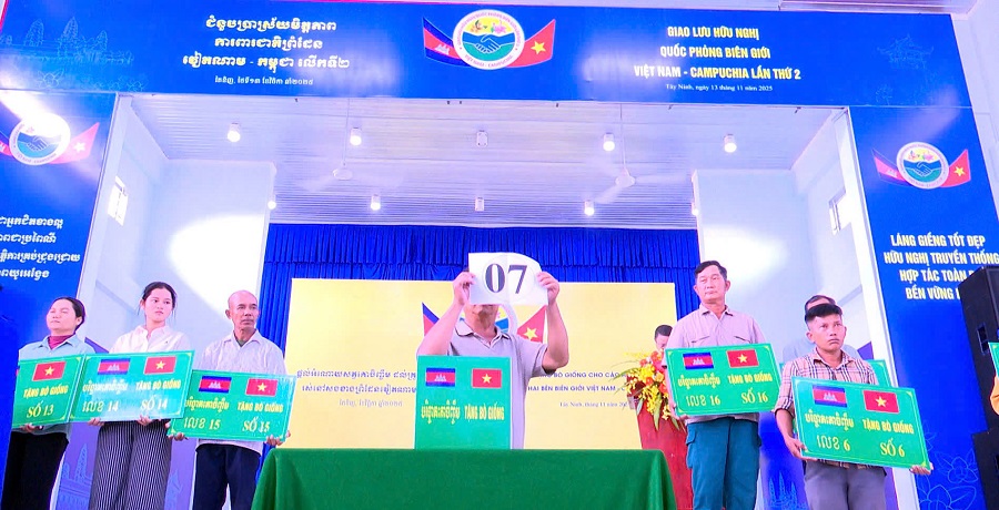 Người dân bốc thăm số thứ tự bò giống được trao tặng