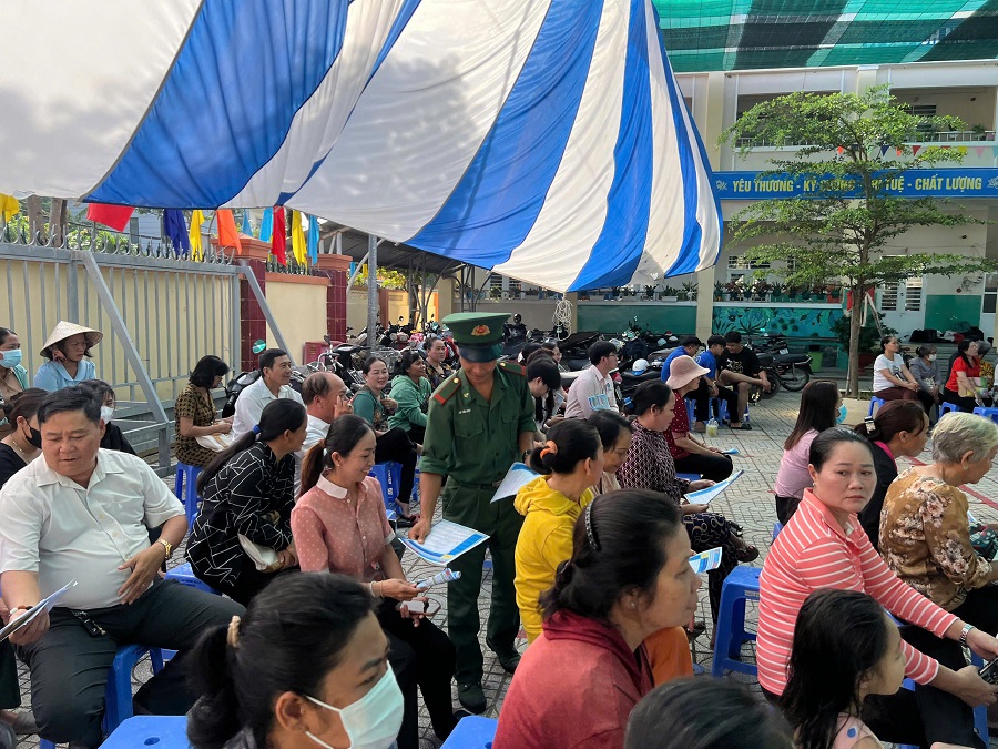 : Lực lượng Hải đội Biên phòng 1, Ban Chỉ huy BĐBP, Bộ Tư lệnh TP.HCM phát tờ rơi tuyên truyền chống khai thác IUU cho đoàn viên, học sinh, thanh thiếu nhi và người dân trên địa bàn xã Cần Giờ tại chương trình.