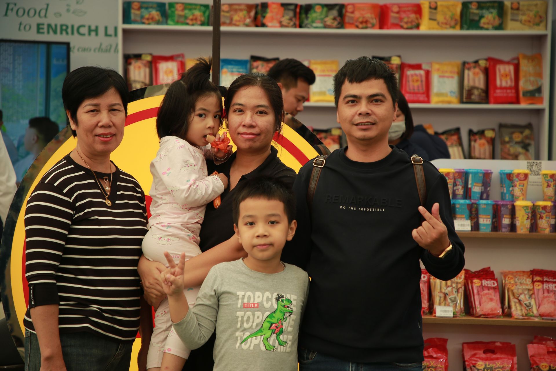 Gian hàng CPV được nhiều gia đình trẻ ghé thăm