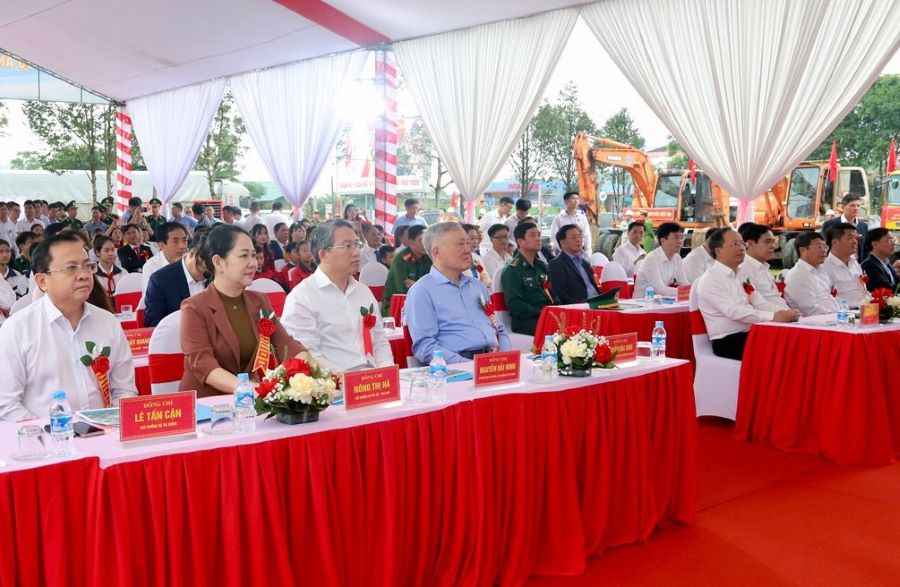 Ủy viên Bộ Chính trị, Phó Thủ tướng Thường trực Chính phủ Nguyễn Hòa Bình và Bộ trưởng Bộ Tư pháp Nguyễn Hải Ninh và các thành viên trong đoàn công tác Trung ương, lãnh đạo tỉnh Hà Tĩnh và đại biểu tham dự tại điểm cầu xã Sơn Kim 1.