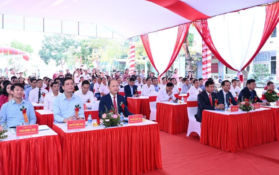 Các đại biểu tham gia lễ khởi công Trường nội trú liên cấp Tiểu học và THCS Hương Khê.
