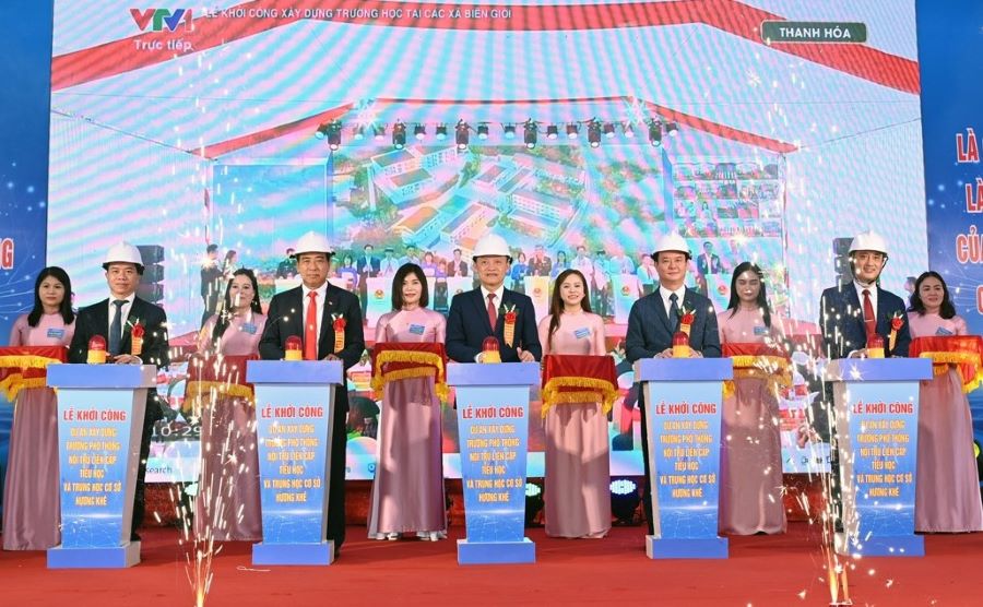 Các đại biểu thực hiện nghi thức khởi công Dự án Trường nội trú liên cấp TH&THCS Hương Khê.