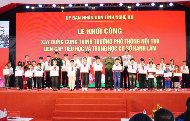 Các đại biểu trao quà cho học sinh các trường tiểu học, THCS có hoàn cảnh khó khăn trên địa bàn xã Hạnh Lâm. Các đại biểu trao quà cho học sinh các trường tiểu học, THCS có hoàn cảnh khó khăn trên địa bàn xã Hạnh Lâm.