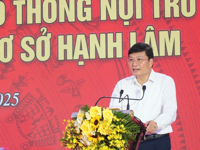 Ông Lê Hồng Vinh - Chủ tịch UBND tỉnh Nghệ An phát biểu tại lễ khởi công. Ông Lê Hồng Vinh - Chủ tịch UBND tỉnh Nghệ An phát biểu tại lễ khởi công.