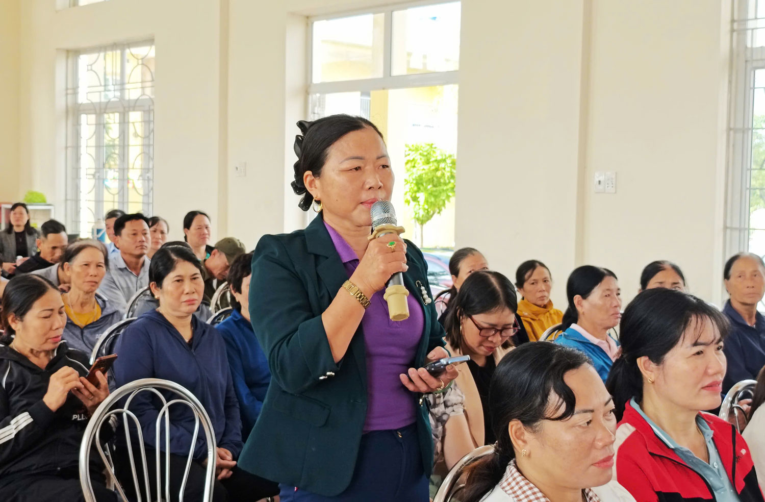 Đại biểu nh&acirc;n d&acirc;n ph&aacute;t biểu &yacute; kiến tại Hội nghị.