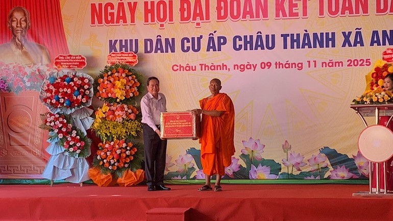 Chủ tịch Quốc hội Trần Thanh Mẫn tặng quà cho chùa Tum Núp tại ngày hội.