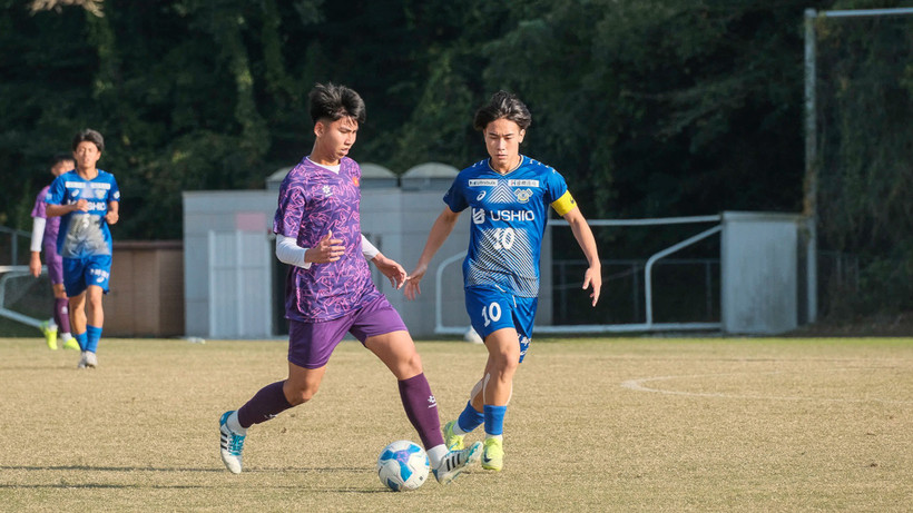 U17 Việt Nam (áo tím) giành chiến thắng trước các cầu thủ Nhật Bản. (Ảnh: VFF)