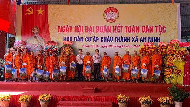 Chủ tịch Quốc hội Trần Thanh Mẫn dự Ngày hội Đại đoàn kết toàn dân tộc tại thành phố Cần Thơ