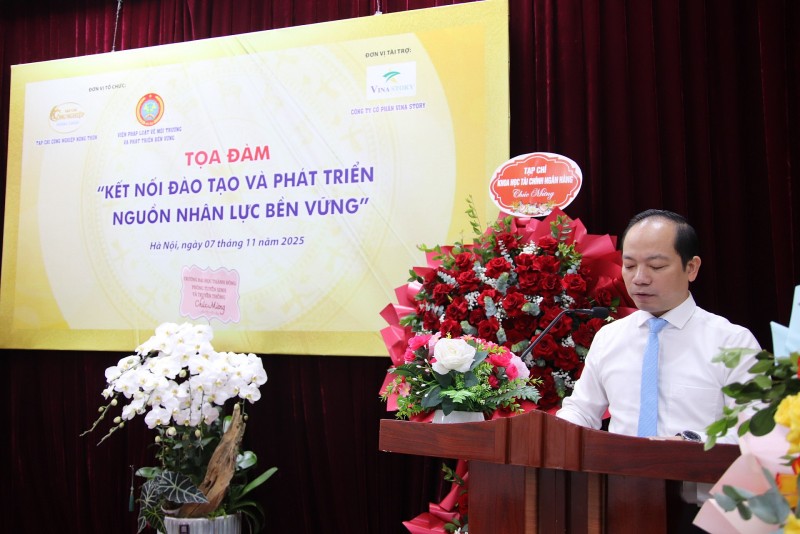 Nhà báo, Tiến sĩ Nguyễn Ngọc Minh – Trưởng Ban Đối ngoại và Hợp tác Doanh nghiệp, Tạp chí Công nghiệp Nông thôn trình bày tham luận