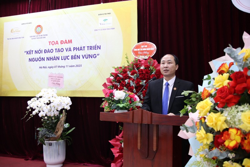 Tiến sĩ Nguyễn Việt Dũng – Viện trưởng Viện Pháp luật về Môi trường và Phát triển bền vững trình bày tham luận