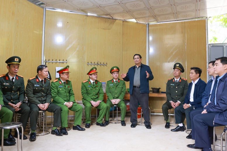 Thủ tướng đề nghị lực lượng Công an tiếp tục phối hợp với các cơ quan, lực lượng bám sát địa bàn, gắn bó mật thiết với nhân dân, phát huy tinh thần Thủ tướng đề nghị lực lượng Công an tiếp tục phối hợp với các cơ quan, lực lượng bám sát địa bàn, gắn bó mật thiết với nhân dân, phát huy tinh thần