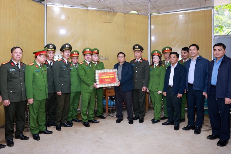 Thủ tướng Phạm Minh Chính tặng quà cán bộ, chiến sĩ Công an xã Yên Khương - Ảnh: VGP/Nhật Bắc Thủ tướng Phạm Minh Chính tặng quà cán bộ, chiến sĩ Công an xã Yên Khương - Ảnh: VGP/Nhật Bắc