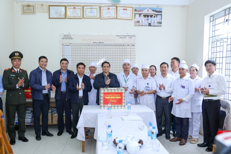 Thủ tướng Phạm Minh Chính tặng quà cán bộ, nhân viên y tế trạm y tế xã Yên Khương - Ảnh: VGP/Nhật Bắc Thủ tướng Phạm Minh Chính tặng quà cán bộ, nhân viên y tế trạm y tế xã Yên Khương - Ảnh: VGP/Nhật Bắc