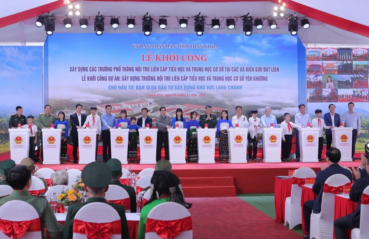 Thủ tướng Chính phủ Phạm Minh Chính cùng các đồng chí lãnh đạo tỉnh Thanh Hóa, lãnh đạo các ban, bộ ngành Trung ương và các em học sinh thực hiện nghi thức khởi công tại điểm cầu Trường nội trú liên cấp Tiểu học và THCS Yên Khương, tỉnh Thanh Hóa.