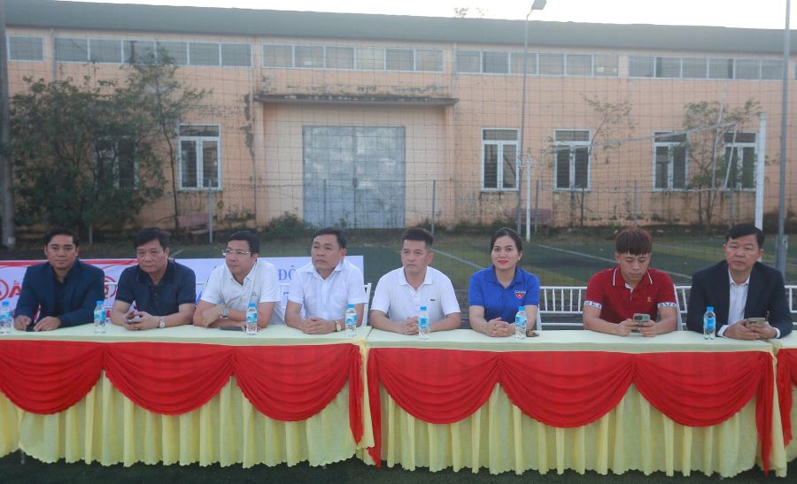 Các đại biểu tham gia lễ khai mạc.