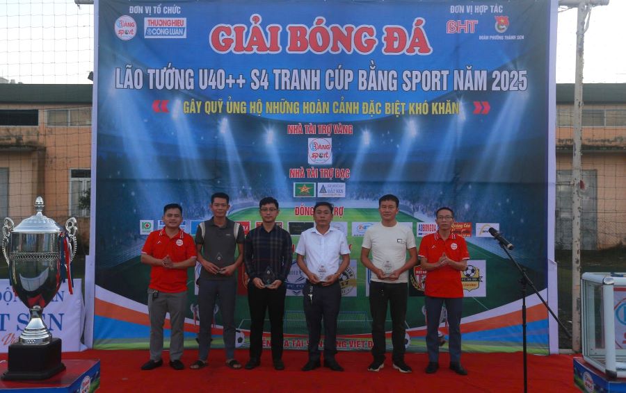 Ban tổ chức giải tặng kỷ niệm chương cho các nhà tài trợ.