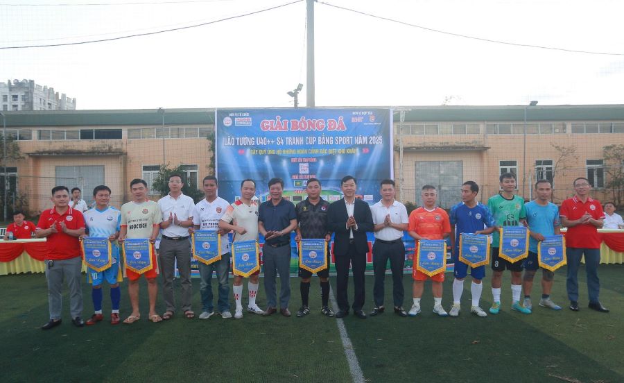 Hà Tĩnh: Khai mạc giải bóng đá trên 40 tuổi gây quỹ ủng hộ trẻ em có hoàn cảnh đặc biệt khó khăn