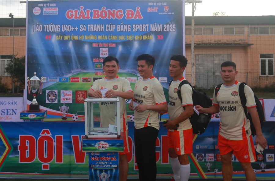 Các đội bóng, vận động viên, các nhà tài trợ, nhà hảo tâm… ủng hộ quỹ trẻ em có hoàn cảnh đặc biệt khó khăn.