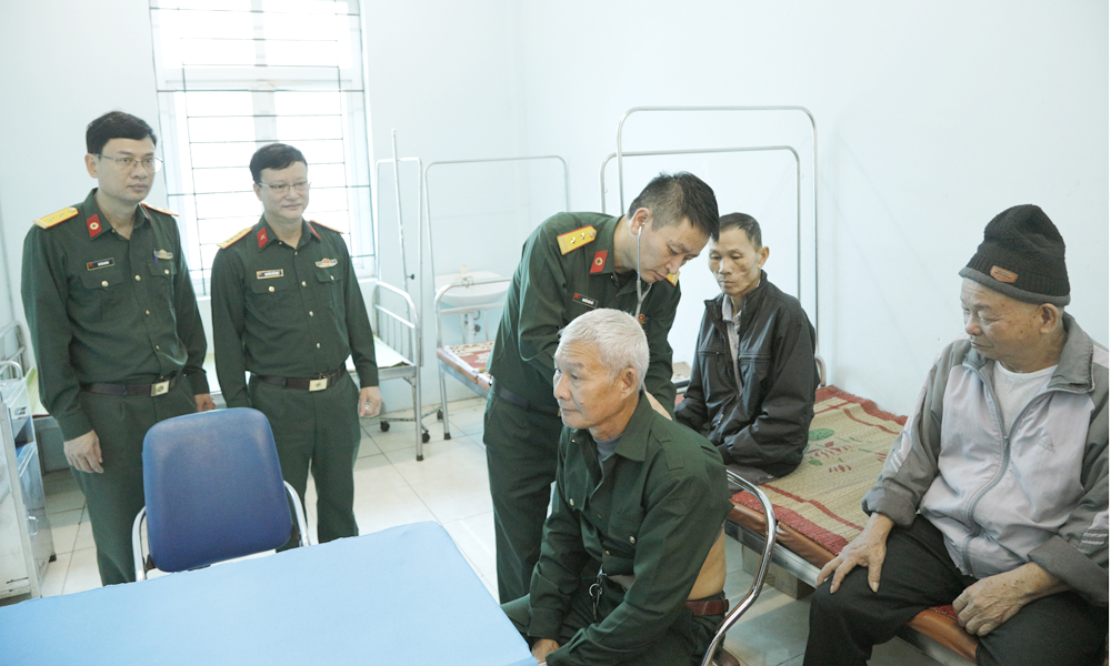 Các bác sĩ khám, tư vấn sức khỏe cho các đối tượng chính sách.