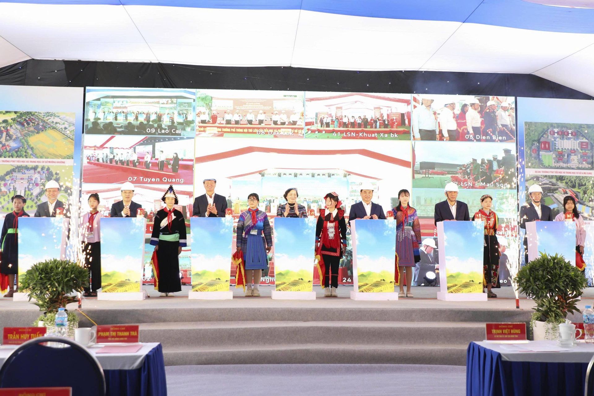 Phó Thủ tướng Phạm Thị Thanh Trà và các đại biểu thực hiện nghi lễ khởi công xây dựng 4 trường Phổ thông nội trú liên cấp TH và THCS tại các xã biên giới của tỉnh Lào Cai. Phó Thủ tướng Phạm Thị Thanh Trà và các đại biểu thực hiện nghi lễ khởi công xây dựng 4 trường Phổ thông nội trú liên cấp TH và THCS tại các xã biên giới của tỉnh Lào Cai.