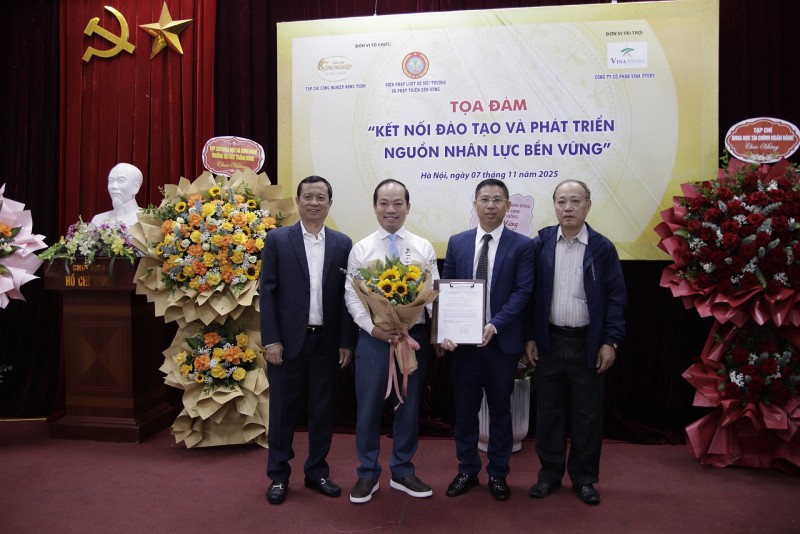 TS. Lê Ngọc Ánh – Tổng Biên tập Tạp chí Công nghiệp Nông thôn trao Quyết định bổ nhiệm Trưởng Ban Đối ngoại và Hợp tác Doanh nghiệp cho Nhà báo, TS. Nguyễn Ngọc Minh (áo trắng), chụp ảnh còn có Nhà báo Nguyễn Ngọc Bình Phó Chủ tịch Hội Cơ khí Nông nghiệp Việt Nam (bên trái) và TS. Trần Hồng Thao - Thư ký tòa soạn - Tạp chí Công nghiệp Nông thôn(bên phải)