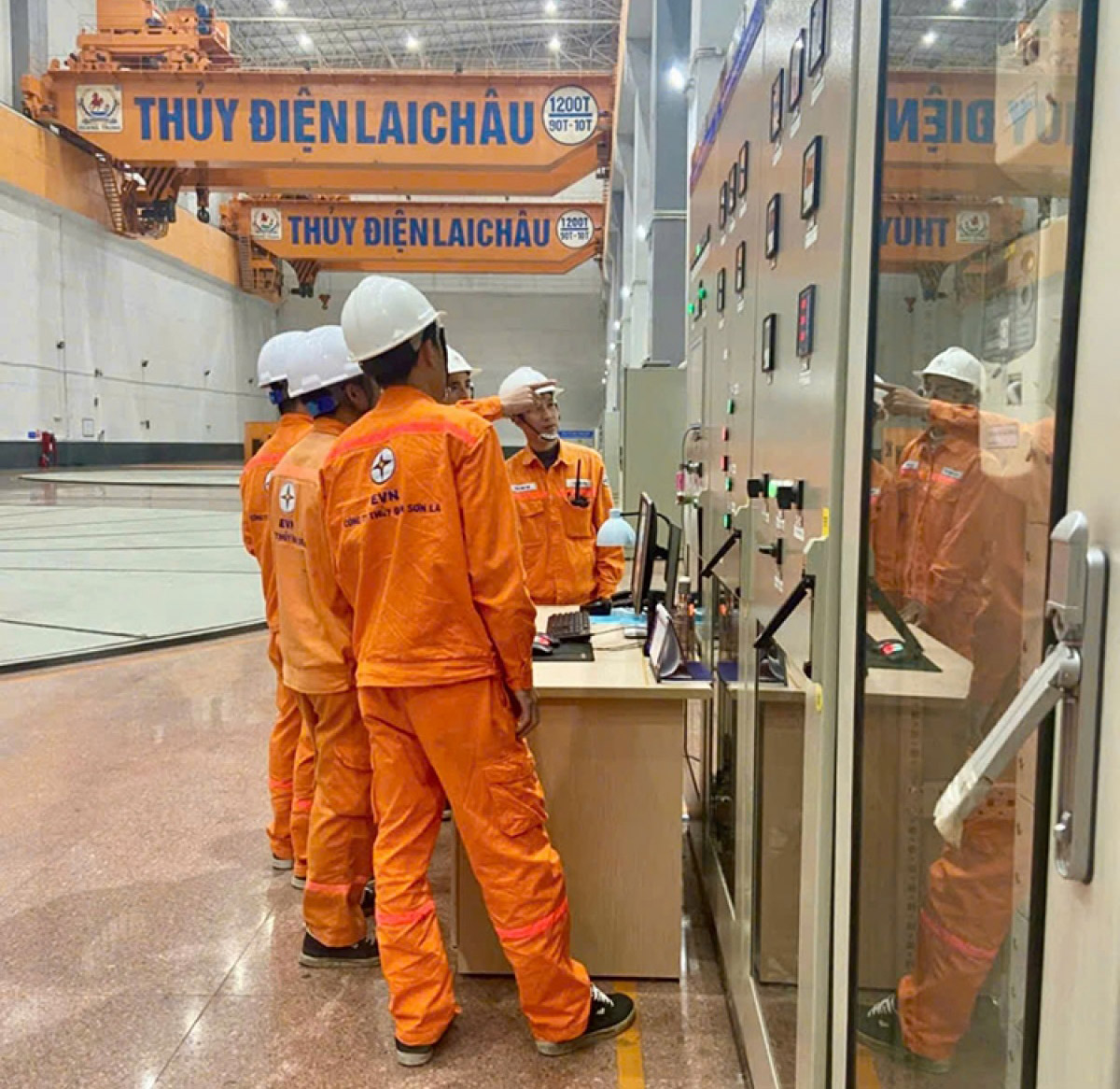 Công ty Thủy điện Sơn La đã mở cửa tràn xả mặt Thủy điện Lai Châu vao 15h ngày 9/11