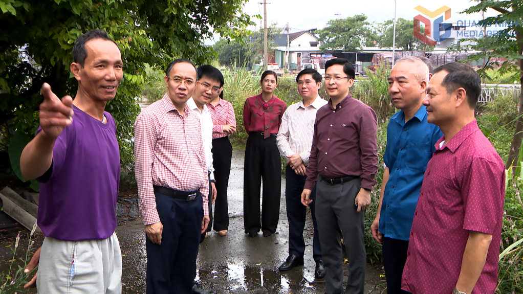 Nh&acirc;n d&acirc;n phường Cẩm Phả th&aacute;o dỡ c&ocirc;ng tr&igrave;nh kiến tr&uacute;c, dọn dẹp vỉa h&egrave; chuẩn bị sẵn s&agrave;ng phục vụ thi c&ocirc;ng tuyến đường ph&iacute;a T&acirc;y Bến Do.