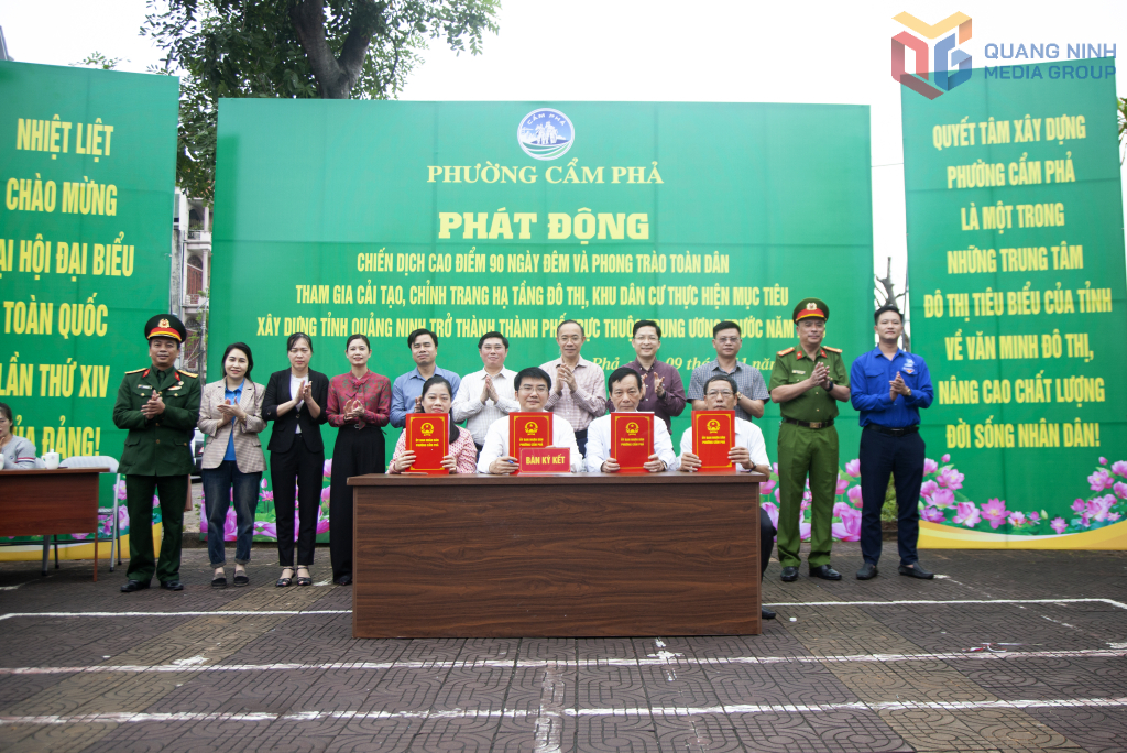 &Ocirc;ng Dương Mạnh Cường, Ủy vi&ecirc;n Ban Thường vụ Tỉnh ủy, Ch&aacute;nh văn ph&ograve;ng Tỉnh ủy Quảng Ninh c&ugrave;ng l&atilde;nh đạo phường Cẩm Phả chứng kiến lễ k&yacute; giao ước thi đua thực hiện chiến dịch 90 ng&agrave;y đ&ecirc;m n&acirc;ng cao chất lượng đ&ocirc; thị, khu d&acirc;n cư.