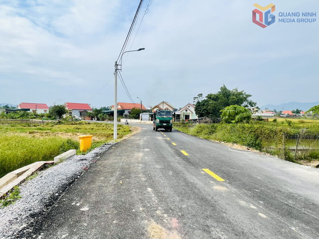 Tuyến đường li&ecirc;n th&ocirc;n (từ Quốc lộ 18 th&ocirc;n Đ&ocirc;ng Th&agrave;nh đi th&ocirc;n Phương Nam, Hội Phố, x&atilde; Đ&ocirc;ng Hải - nay l&agrave; x&atilde; Đ&ocirc;ng Ngũ) được cải tạo, n&acirc;ng cấp đầu th&aacute;ng 7/2025.