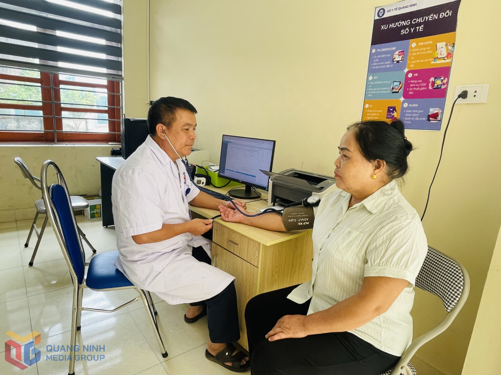 Kh&aacute;m bệnh cho nh&acirc;n d&acirc;n tại Trạm Y tế x&atilde; Đ&ocirc;ng Ngũ.