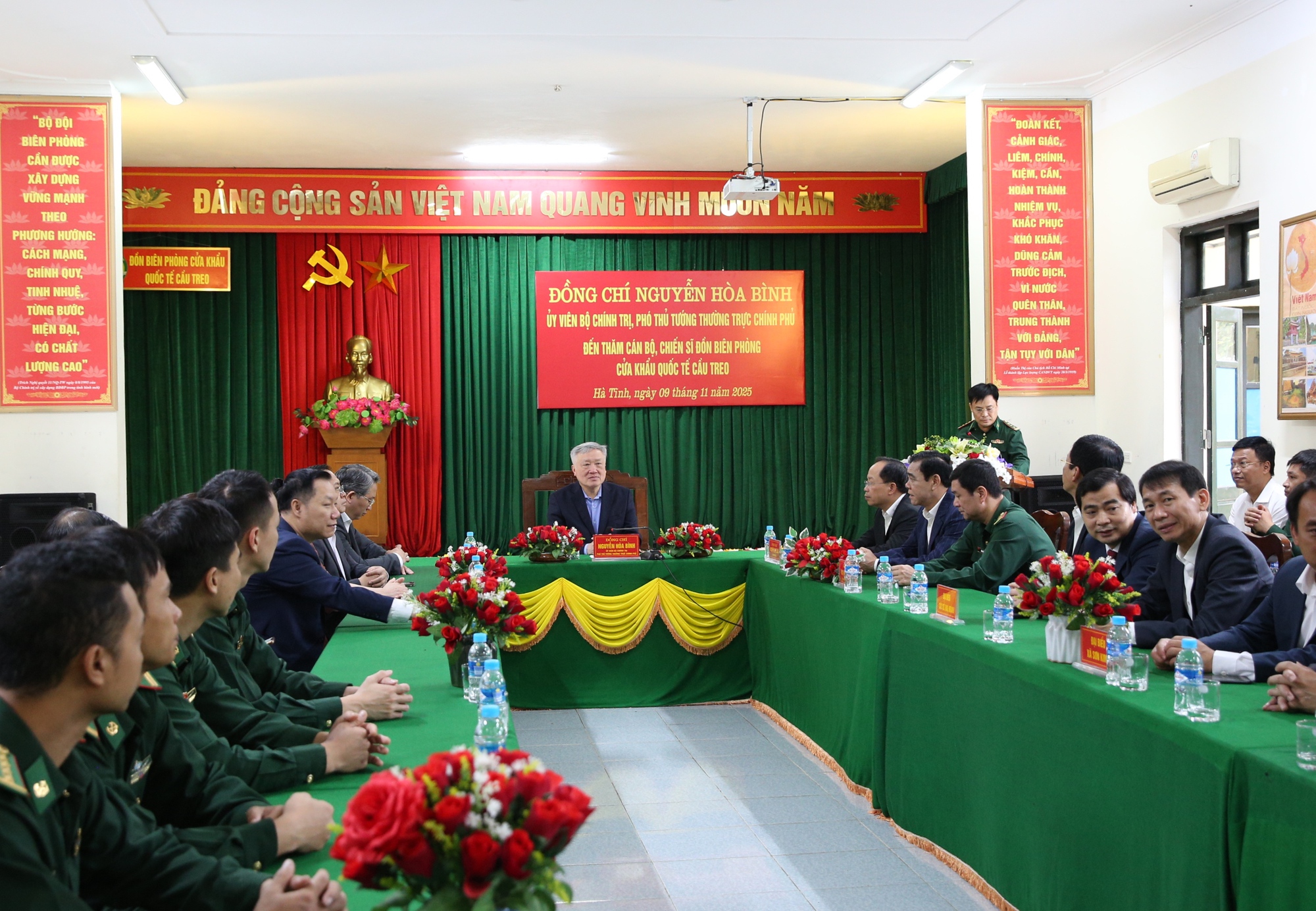 Phó Thủ tướng Thường trực Nguyễn Hòa Bình thăm Đồn biên phòng Cửa khẩu quốc tế Cầu Treo - Ảnh: VGP/Nguyễn Hoàng