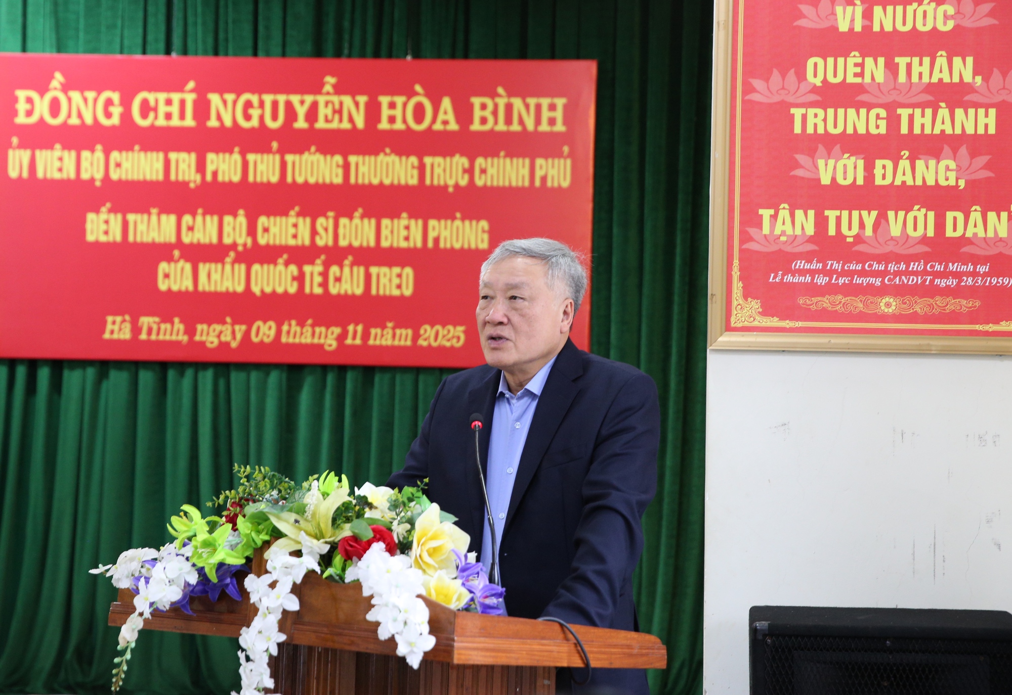 Phó Thủ tướng Thường trực Chính phủ Nguyễn Hòa Bình biểu dương, ghi nhận và đánh giá cao sự cố gắng, nỗ lực; những kết quả mà cán bộ, chiến sĩ Đồn biên phòng Cửa khẩu quốc tế Cầu Treo đạt được trong thực hiện nhiệm vụ được giao - Ảnh: VGP/Nguyễn Hoàng