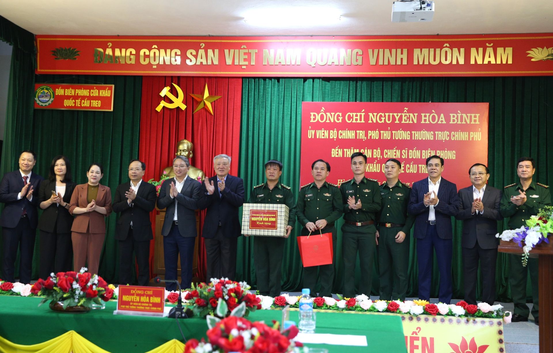 Phó Thủ tướng Thường trực Chính phủ Nguyễn Hòa Bình tặng quà cán bộ, chiến sĩ Đồn biên phòng Cửa khẩu quốc tế Cầu Treo - Ảnh: VGP/Nguyễn Hoàng