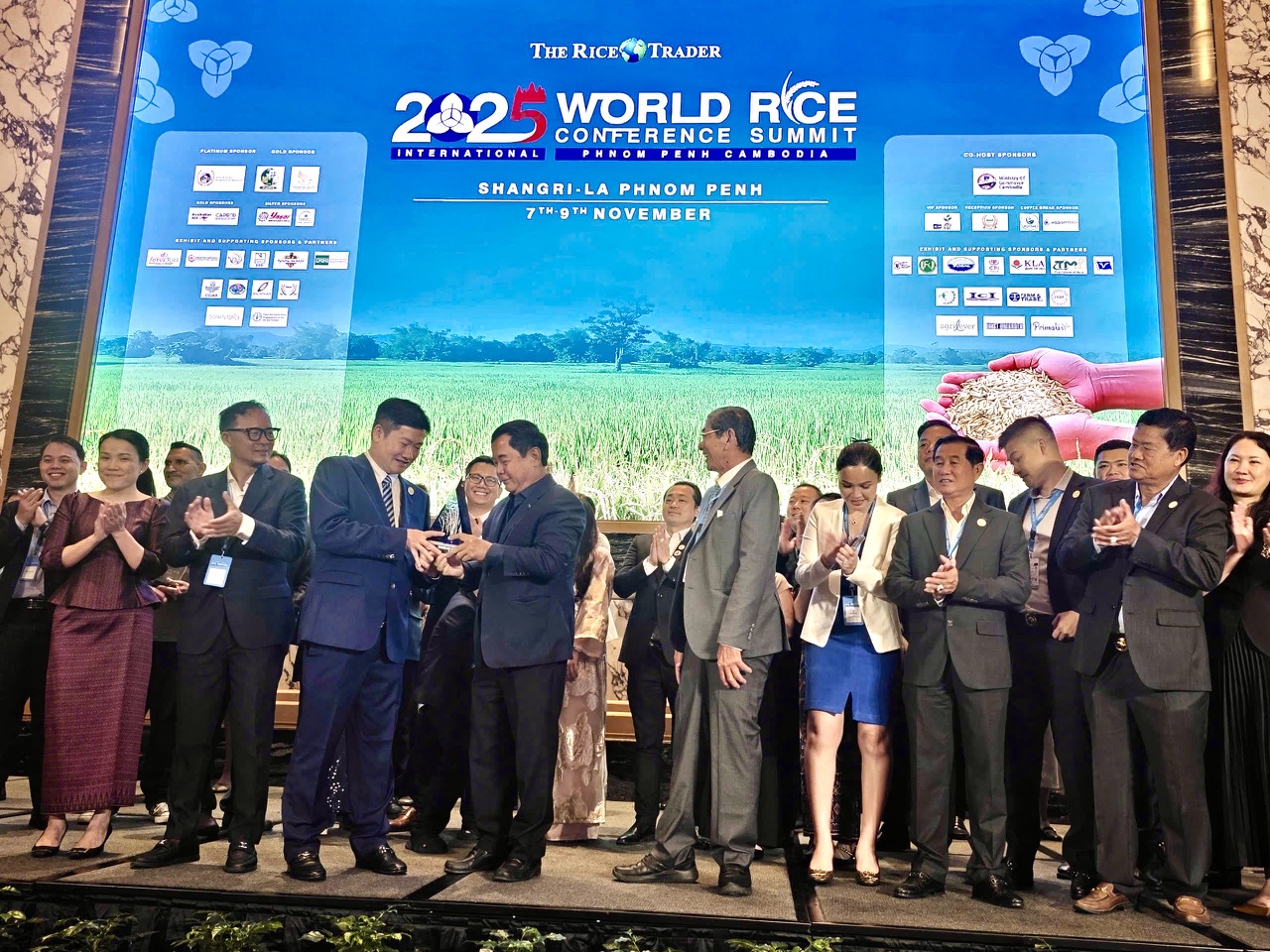 Ông Đỗ Hà Nam, Chủ tịch VFA, cùng ông Hồ Quang Cua nhận giải gạo ngon nhất thế giới năm 2025