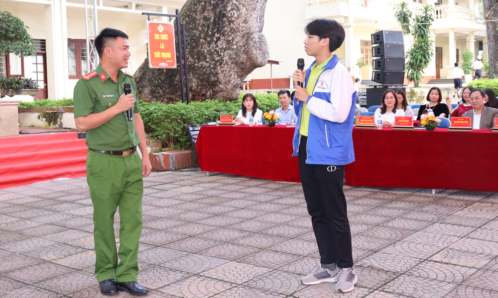 Trò chơi hỏi - đáp ngắn giữa học sinh Trường Trung học phổ thông Hàn Thuyên với cán bộ Công an tỉnh.
