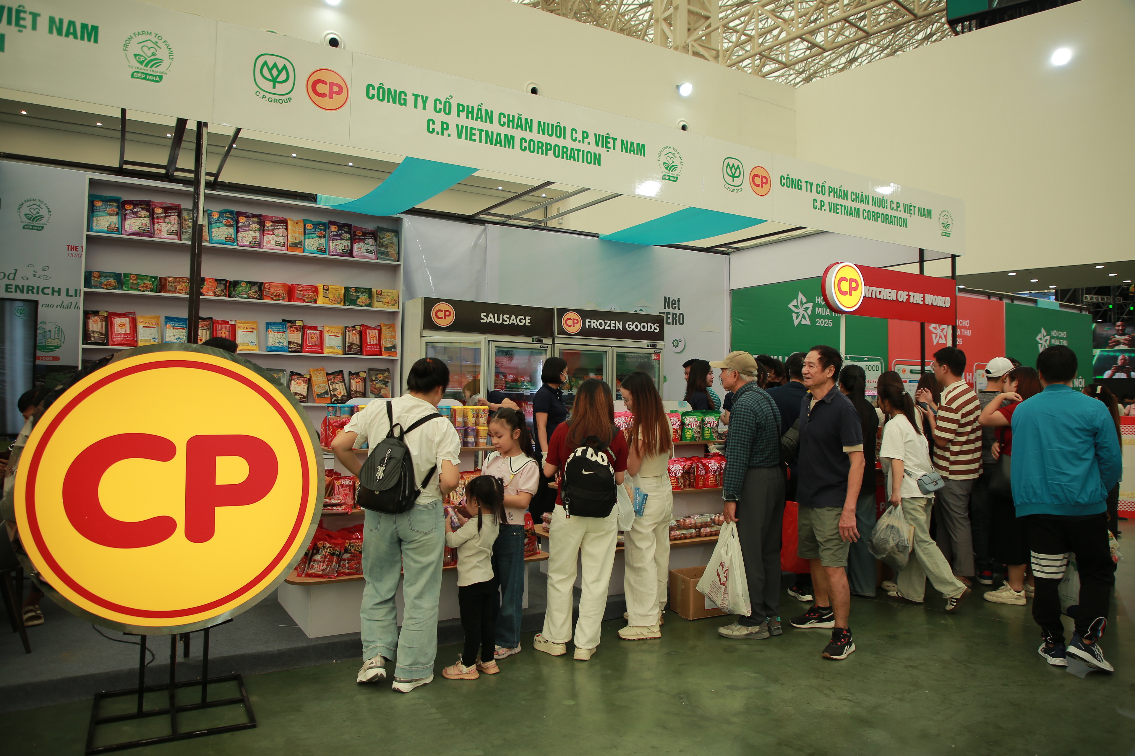 Thương hiệu CP thu hút đông đảo khách hàng tham quan mua sắm