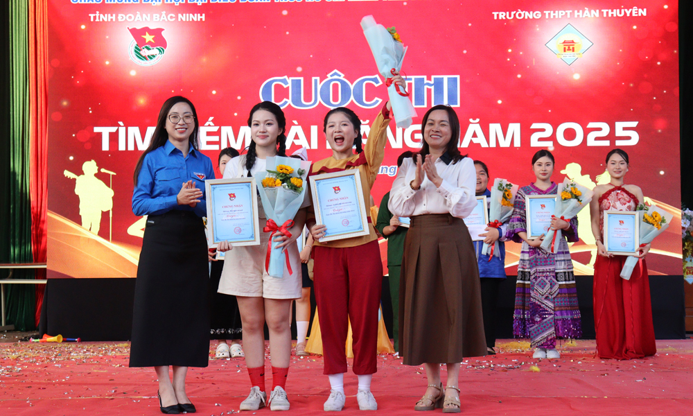 Hàng nghìn học sinh Bắc Ninh tham gia chương trình Thanh niên thượng tôn pháp luật và cuộc thi Tìm kiếm tài năng