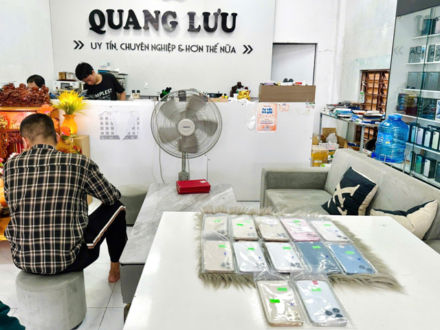 Xử phạt 35 triệu động một cơ sở kinh doanh điện thoại di động không rõ nguồn gốc tại Quảng Trị